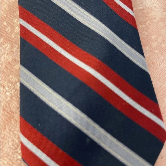Elegant Red and Black Striped Tie - Picture 2 of 4